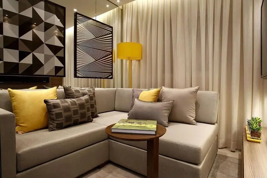 almofadas para sala de estar decorada com sofá de canto e quadros geométricos Foto Jeito de Casa