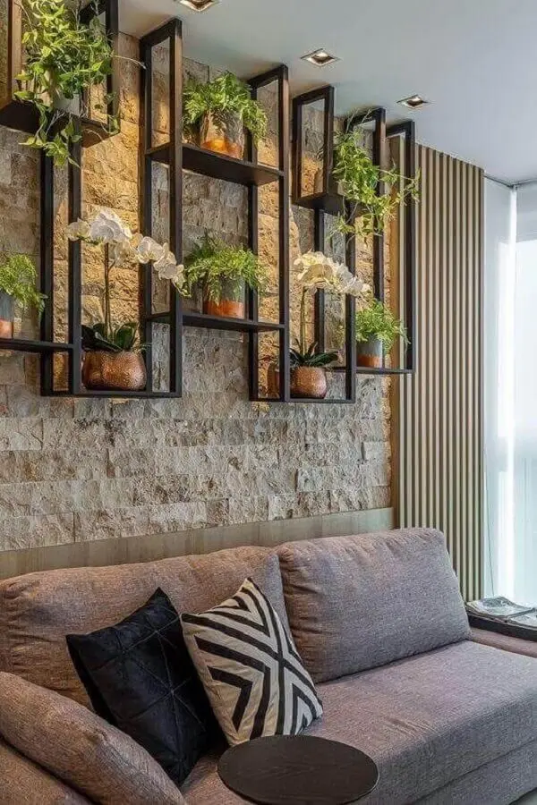 almofadas para sala estilo industrial decorada com parede rústica e sofá cinza Foto Jeito de Casa
