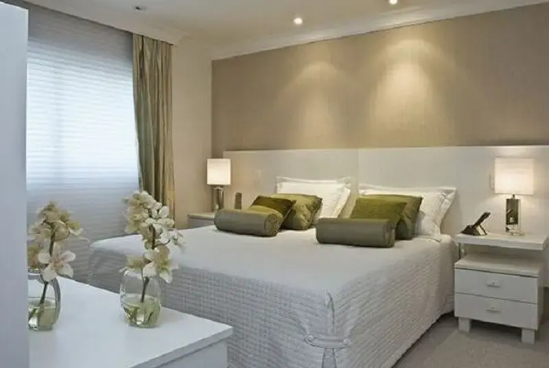 almofadas verdes para decoração de quarto de casal bege e branco Foto Pinterest
