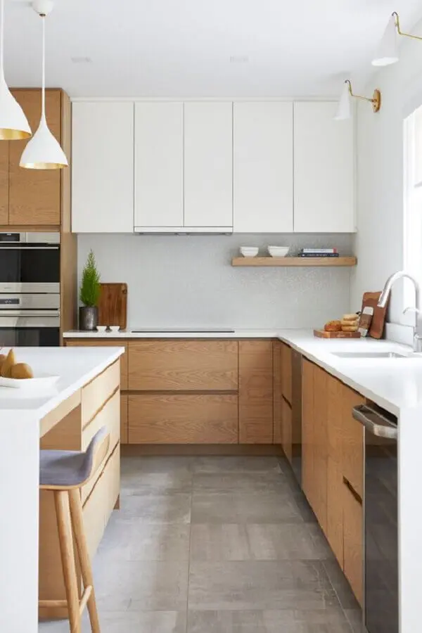 armário de madeira e armário branco para decoração de cozinha com balcão de canto  Foto Remodelista