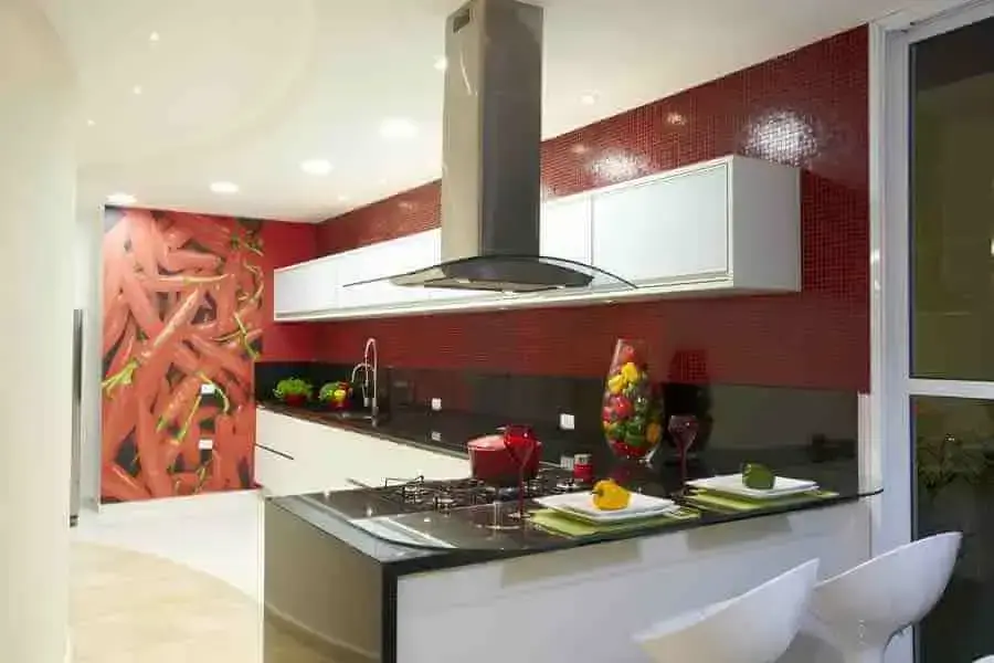 balcão de canto para cozinha decorada com revestimento vermelho Foto Aquiles Nicolas Kílaris