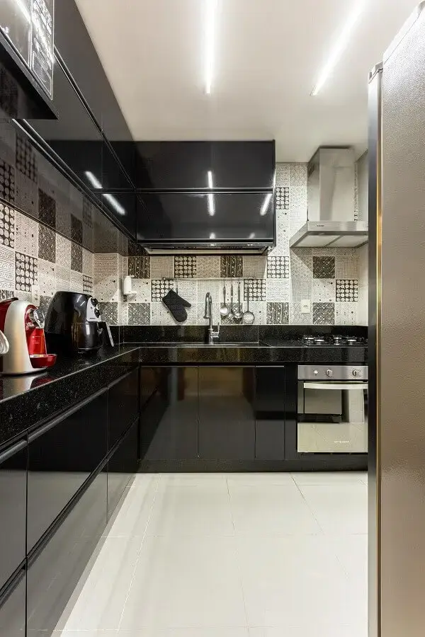 balcão de canto para cozinha preta decorada com revestimento preto e branco Foto Natalia Siper