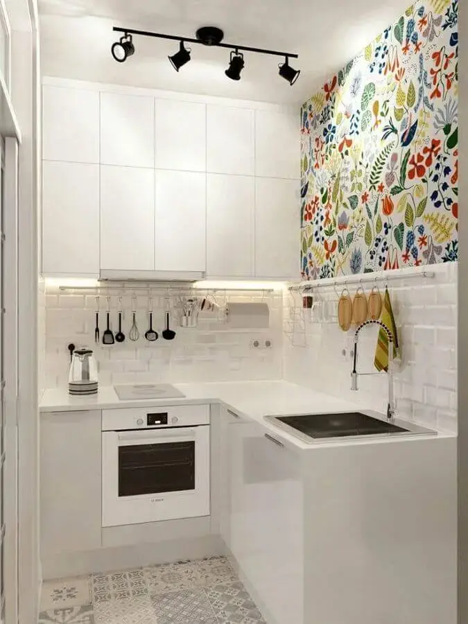 balcão de canto pequeno para cozinha branca decorada com papel de parede floral Foto Pinterest