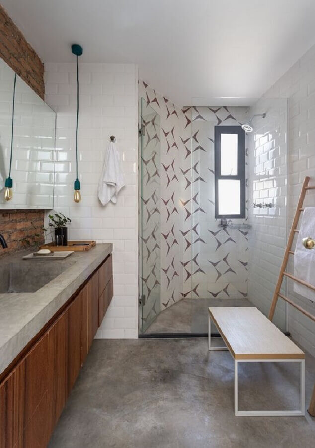 bancada e piso de cimento queimado para banheiro decorado com gabinete de madeira Foto Pinterest