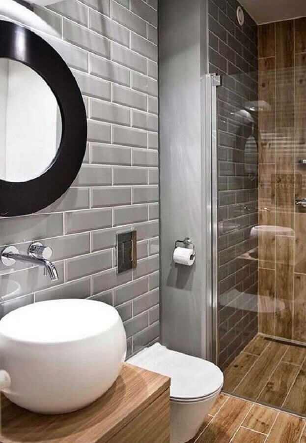 banheiro amadeirado decorado com revestimento metro cinza Foto Revestindo a Casa
