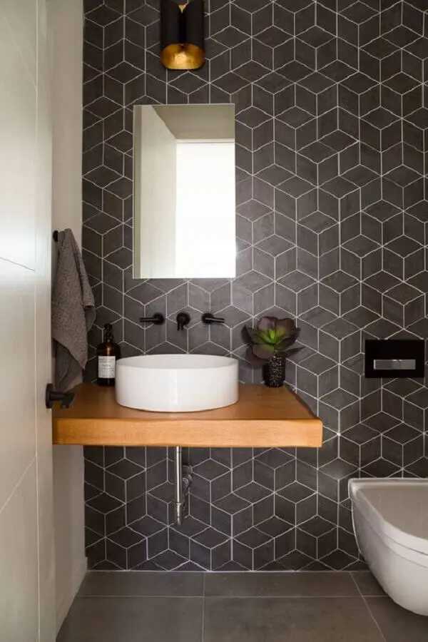 banheiro decorado com bancada de madeira e revestimento cinza escuro geométrico Foto Moran - Anders Arquitetura