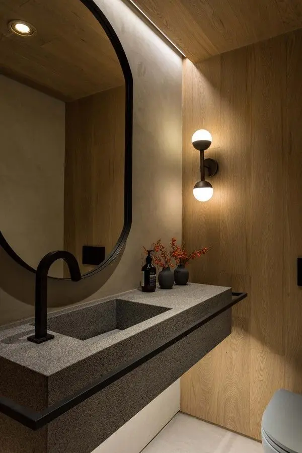 banheiro moderno decorado com luminária de parede e parede amadeirada Foto Pinterest