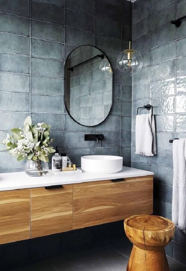 banheiro moderno decorado com revestimento cinza e gabinete de madeira Foto Freshideen