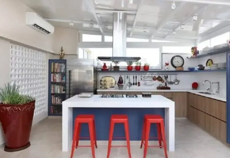 banquetas vermelhas para decoração de cozinha com balcão no meio Foto GF Projetos
