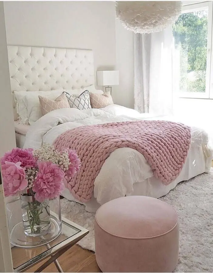 cabeceira capitonê para decoração de quarto de mulher branco e rosa Foto Amy Stebbins Couture