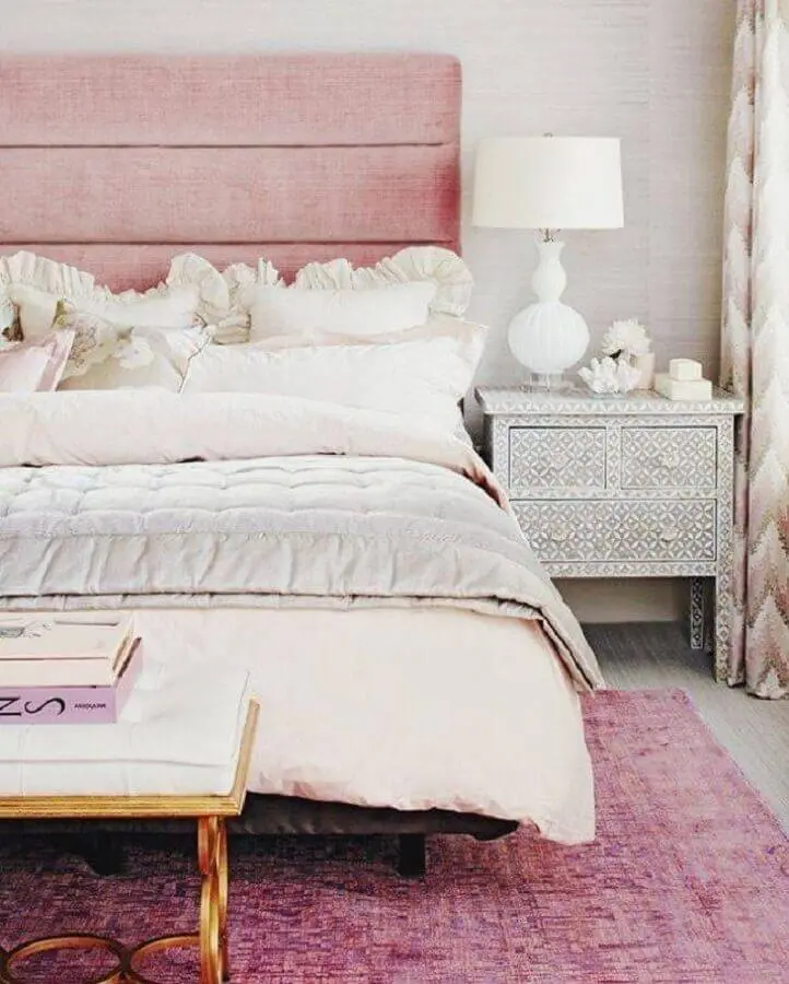 cabeceira estofada cor de rosa para decoração de quarto de mulher Foto We Heart It