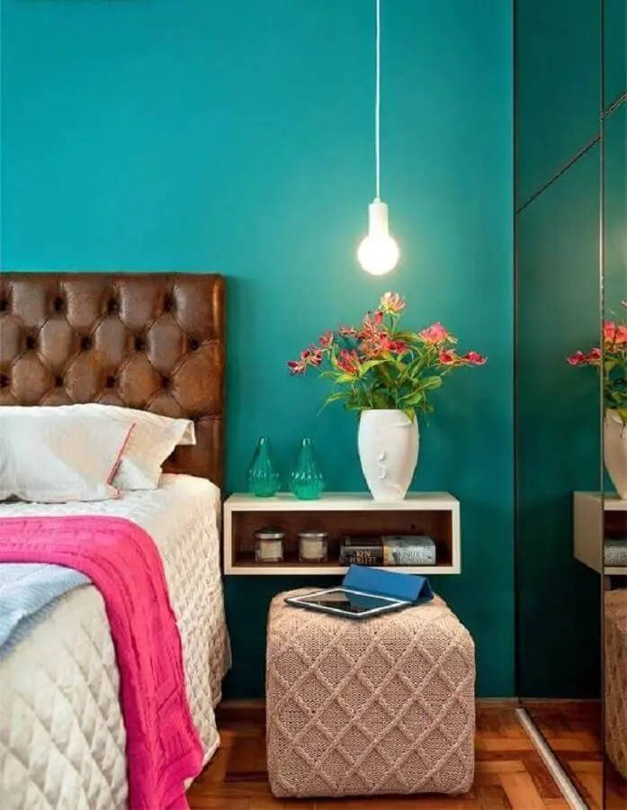 cabeceira marrom estofada para decoração de quarto de mulher com parede azul Foto Pinterest