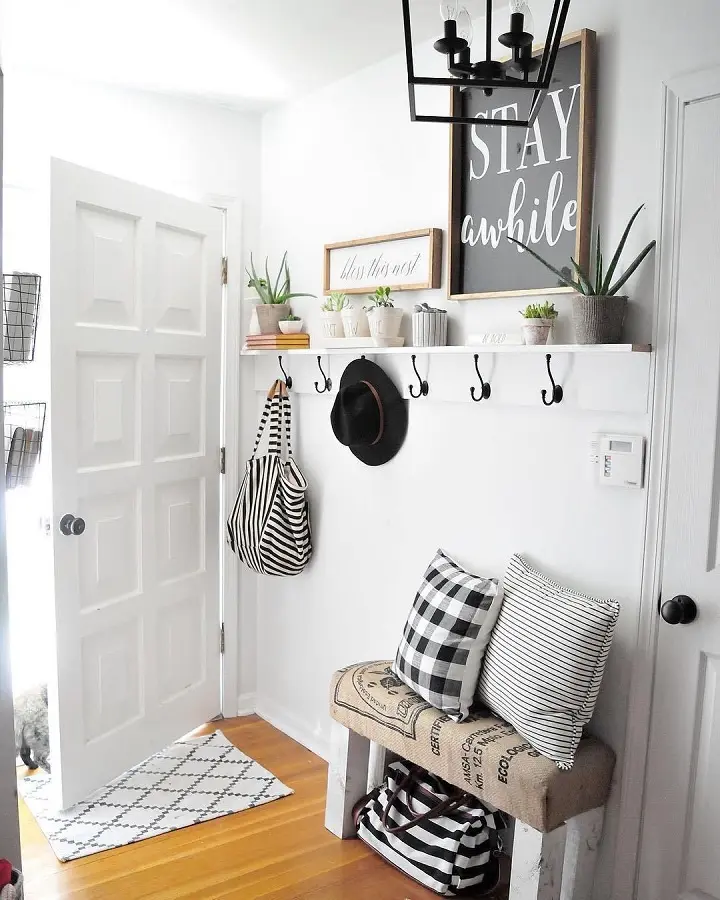cabideiro de parede com prateleira para decoração de hall todo branco Foto Pinterest