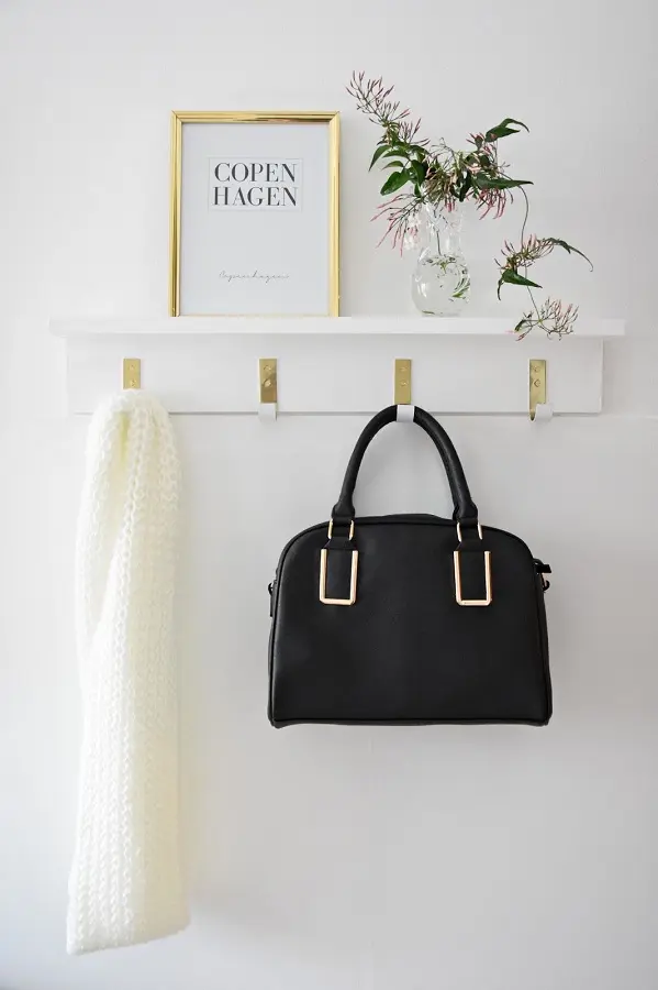 cabideiro de parede com prateleira para decoração minimalista Foto Pinterest
