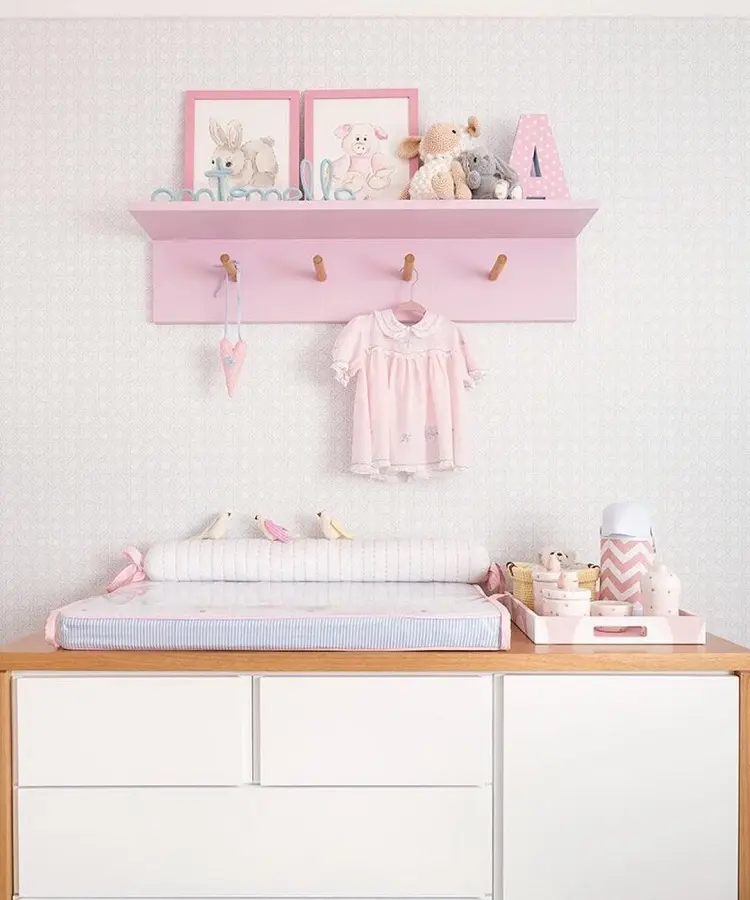 cabideiro de parede cor de rosa para decoração de quarto de bebê Foto Karen Pisacane