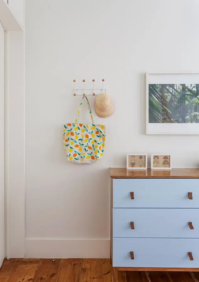 cabideiro de parede para quarto decorado com cômoda azul Foto Histórias de Casa