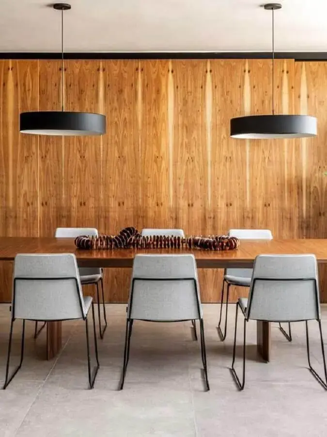 cadeira cinza claro moderna para decoração de sala de jantar amadeirada Foto Casa de Valentina