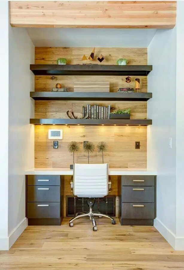 cadeira de escritório branca para decoração de home office com prateleiras em parede amadeirada Foto Art My Design