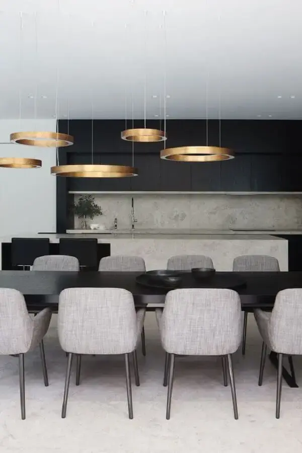 cadeira de jantar cinza para cozinha moderna decorada com armários pretos e luminária redonda dourada Foto Signorino Tile Gallery