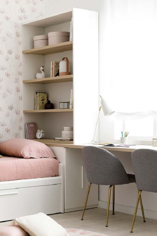 cadeira decorativa para quarto feminino decorado com bancada de madeira Foto Micasa Revista