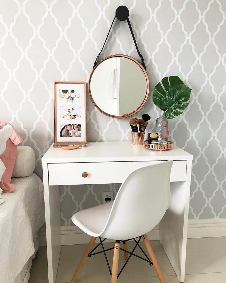 cadeira decorativa para quarto feminino decorado com espelho redondo e penteadeira pequena branca Foto Pinterest