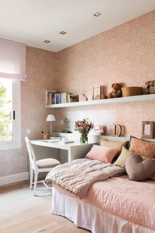 cadeira para quarto feminino rosa decorado com várias almofadas para cama Foto El Mueble