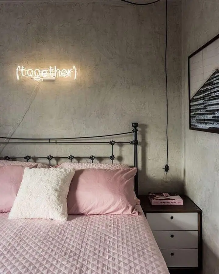 cama de ferro para decoração de quarto de mulher com parede de cimento queimado Foto Apartamento 33