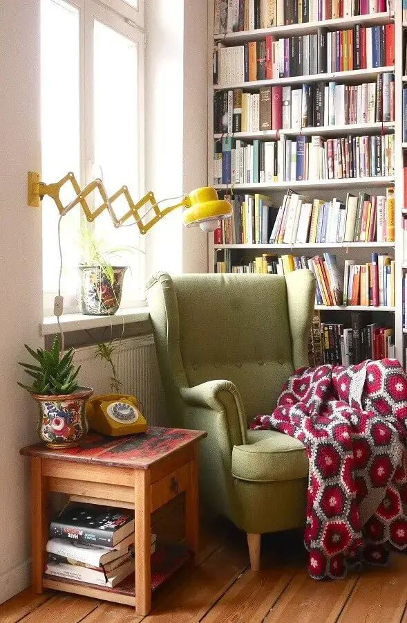 cantinho de leitura decorado com luminária articulada de parede e poltrona verde Foto Pinterest