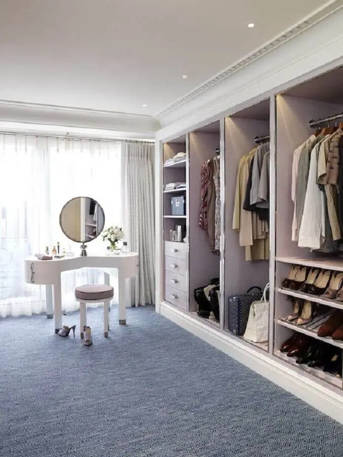 carpete cinza para decoração de closet grande com penteadeira Foto Pinterest
