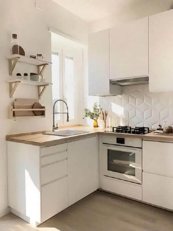 cozinha branca decorada com revestimento 3D e balcão de canto pequeno de madeira Foto Pinterest