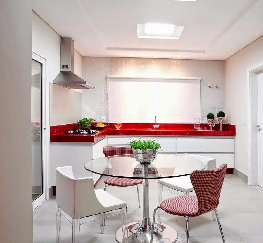 cozinha branca planejada com balcão de canto vermelho Foto Pinterest