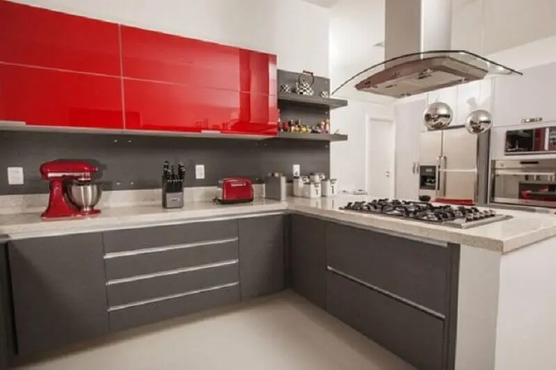 cozinha com balcão de canto para cooktop decorada com armário aéreo vermelho Foto Pinterest