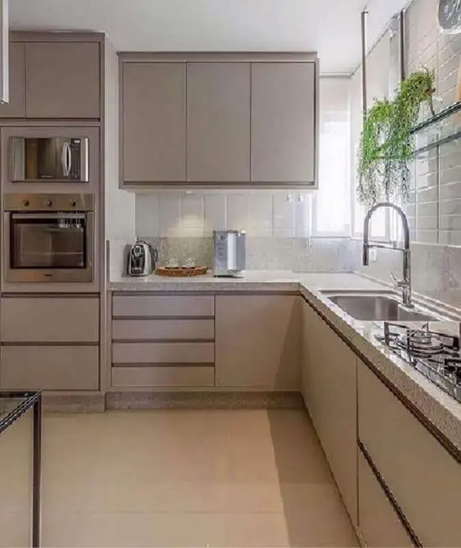 cozinha com balcão de canto decorada com armário planejado na cor cinza claro  Foto Pinterest