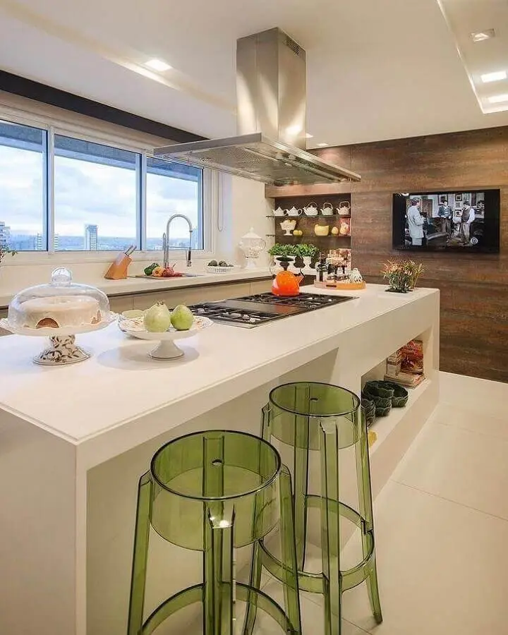 cozinha com balcão no meio decorada com banquetas de acrílico verde Foto Pinterest
