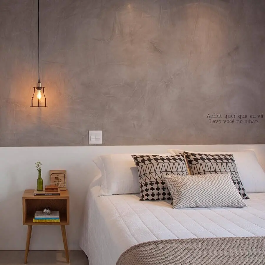 criado mudo de madeira para decoração de quarto de casal com parede de cimento queimado Foto Bruno Moraes Arquitetura e Interiores