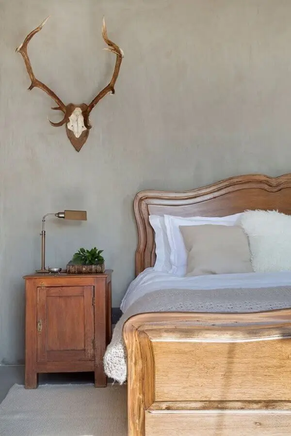 criado mudo de madeira rústica para decoração de quarto simples com parede de cimento queimado Foto Casa de Valentina