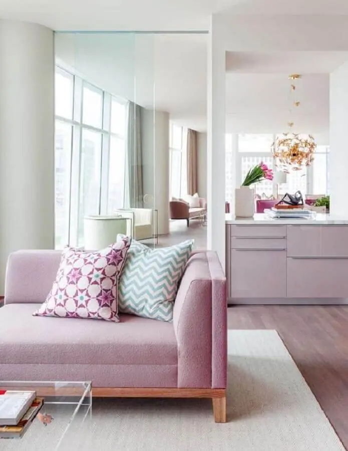 decoração clean com almofadas coloridas para sala branca e rosa Foto ArqDrops