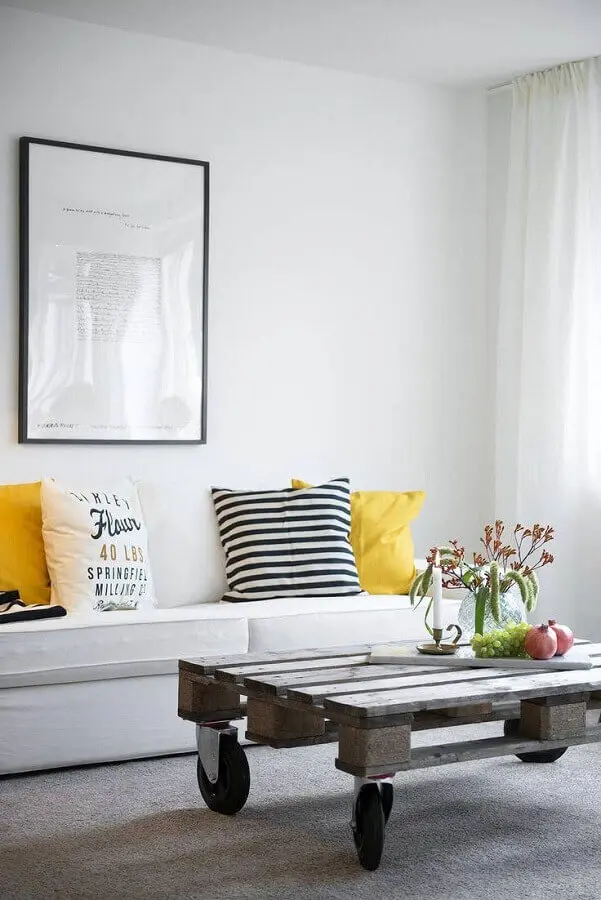 decoração clean com almofadas diferentes para sala de estar branca Foto Pinterest