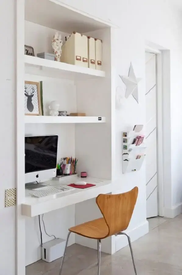 decoração clean com cadeira de estudo simples e bancada suspensa branca Foto Pinterest