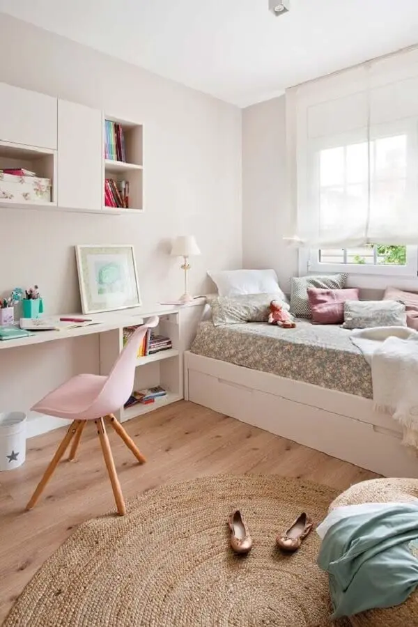 decoração clean com cadeira para escrivaninha de quarto feminino branco Foto Micasa Revista