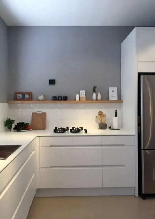 decoração clean com parede cinza para cozinha com balcão de canto Foto Pinterest