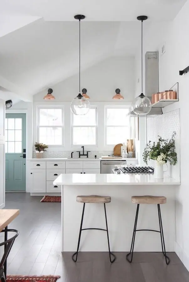 decoração clean para cozinha branca planejada com balcão em U Foto Copeland + Co. Interiors