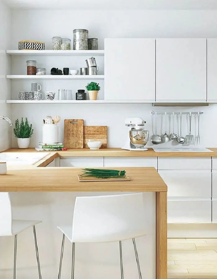 decoração clean para cozinha com balcão de madeira e armários brancos Foto Elle Décoration