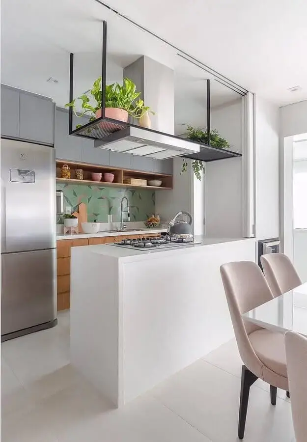 decoração clean para cozinha planejada com balcão com cooktop Foto Duda Senna