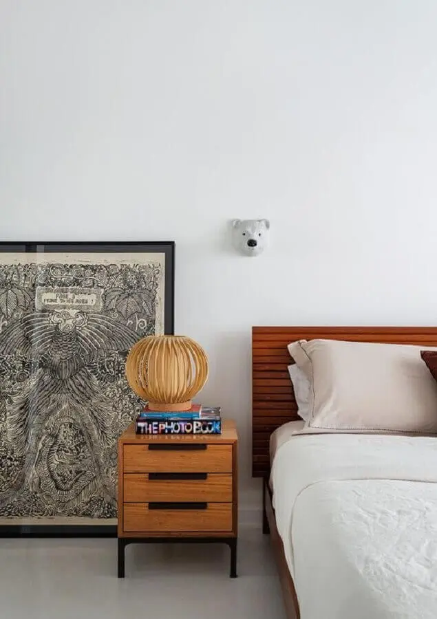 decoração clean para quarto com criado mudo de madeira com gavetas Foto Histórias de Casa