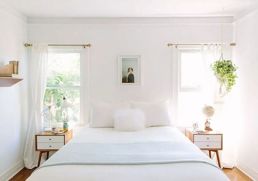 decoração clean para quarto de casal todo branco com criado mudo de madeira retrô Foto Homedit