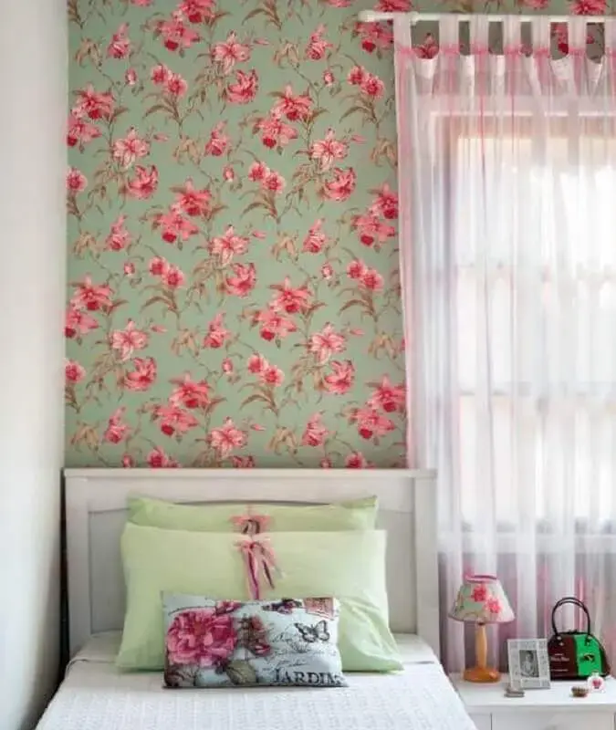 decoração com cama branca e papel de parede para quarto feminino floral Foto Simples Decoração