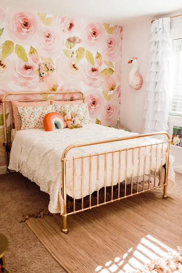 decoração com cama de ferro rose gold e papel de parede para quarto feminino floral Foto Project Nursery