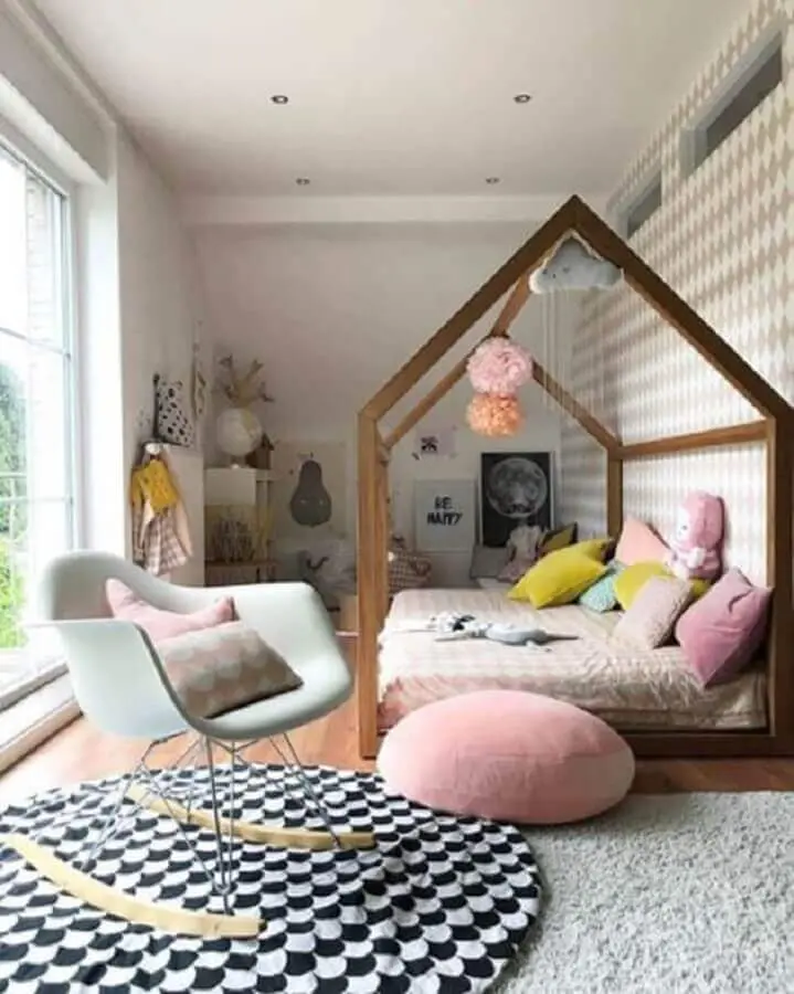 decoração com cama montessoriana e cadeira para quarto feminino infantil Foto Pinterest