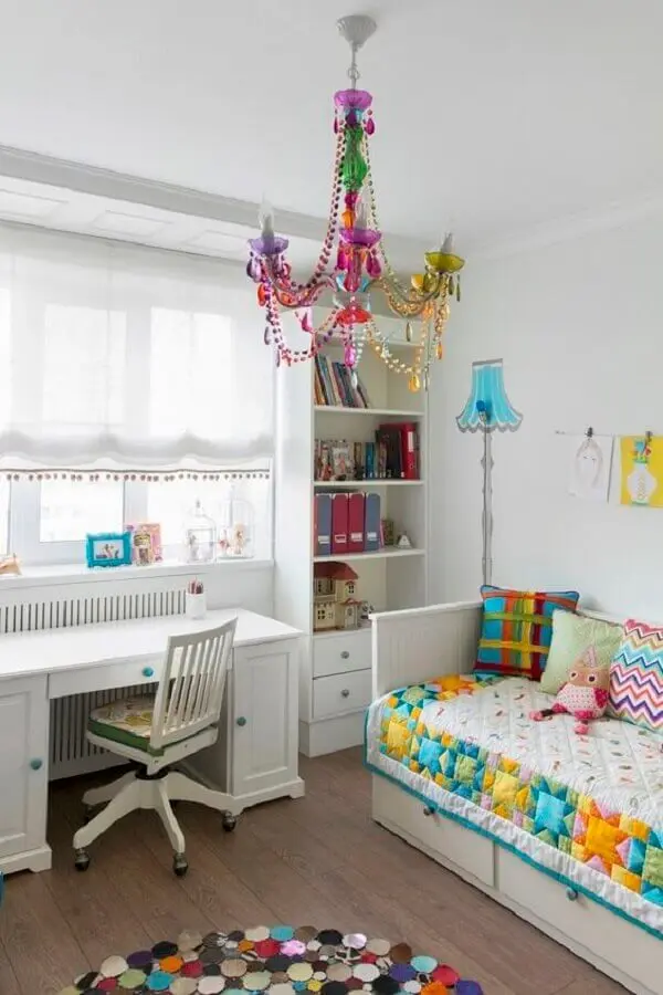 decoração com detalhes coloridos com cadeira para quarto feminino infantil Foto Jeito de Casa